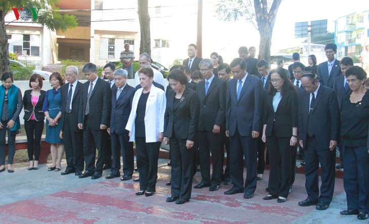 Parlamentspräsidentin Nguyen Thi Kim Ngan legt Kranz am Ho Chi Minh-Denkmal in Kuba nieder - ảnh 1
